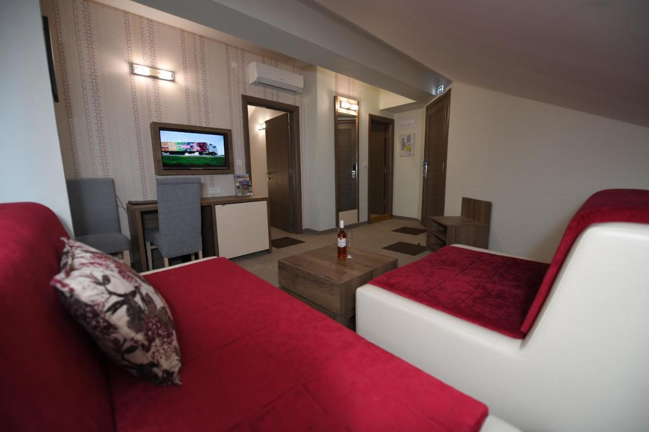 Hotel Kole Чачак Екстер'єр фото