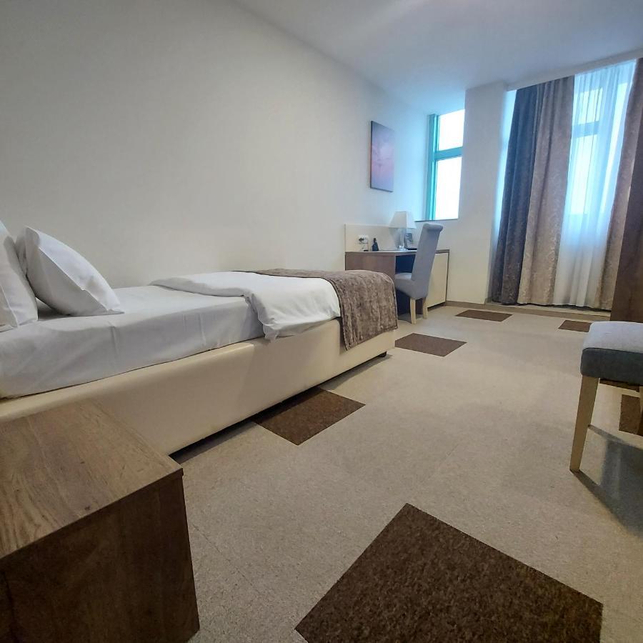 Hotel Kole Чачак Екстер'єр фото